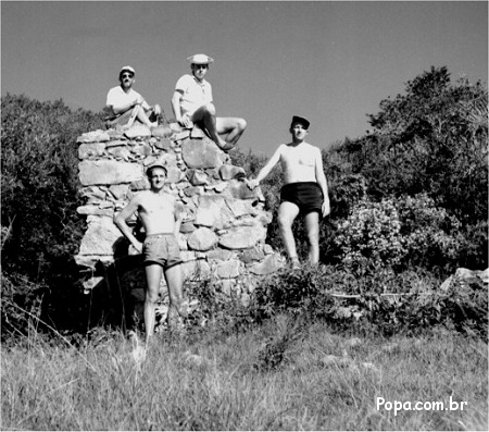 Augusto Chagas e amigos nas ruínas da capela do Morro da Formiga, nos anos 60